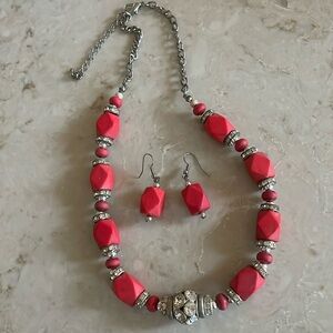 A set of vintage coral beads necklace and earrings set 🪸